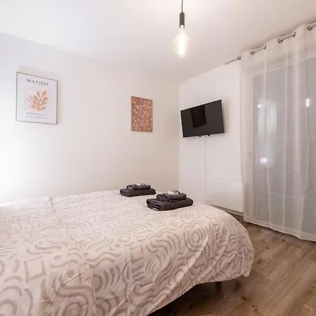 Le Pommery With Private Parking Apartment