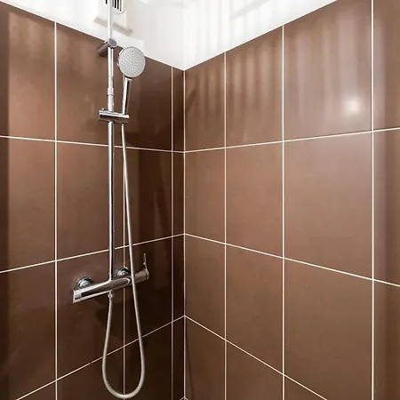 Le Pommery With Private Parking *